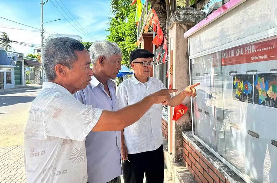 People in Trung Tin 2 village (Tuy Phuoc commune, Gia Lai) study the project to rearrange and reorganize the village publicly posted at the village headquarters. Photo: M.MIEN