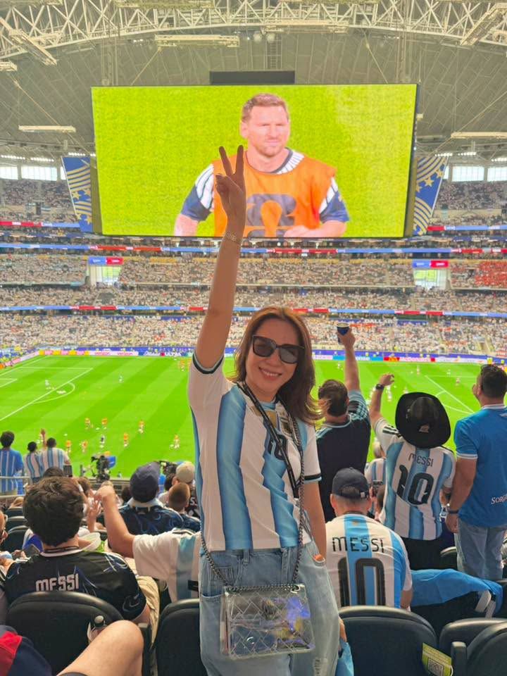 Mỹ Tâm không giấu được sự háo hức khi tận mắt chứng kiến thần tượng Lionel Messi tỏa sáng trên sân cỏ World Cup 2026. Ảnh: FBNV