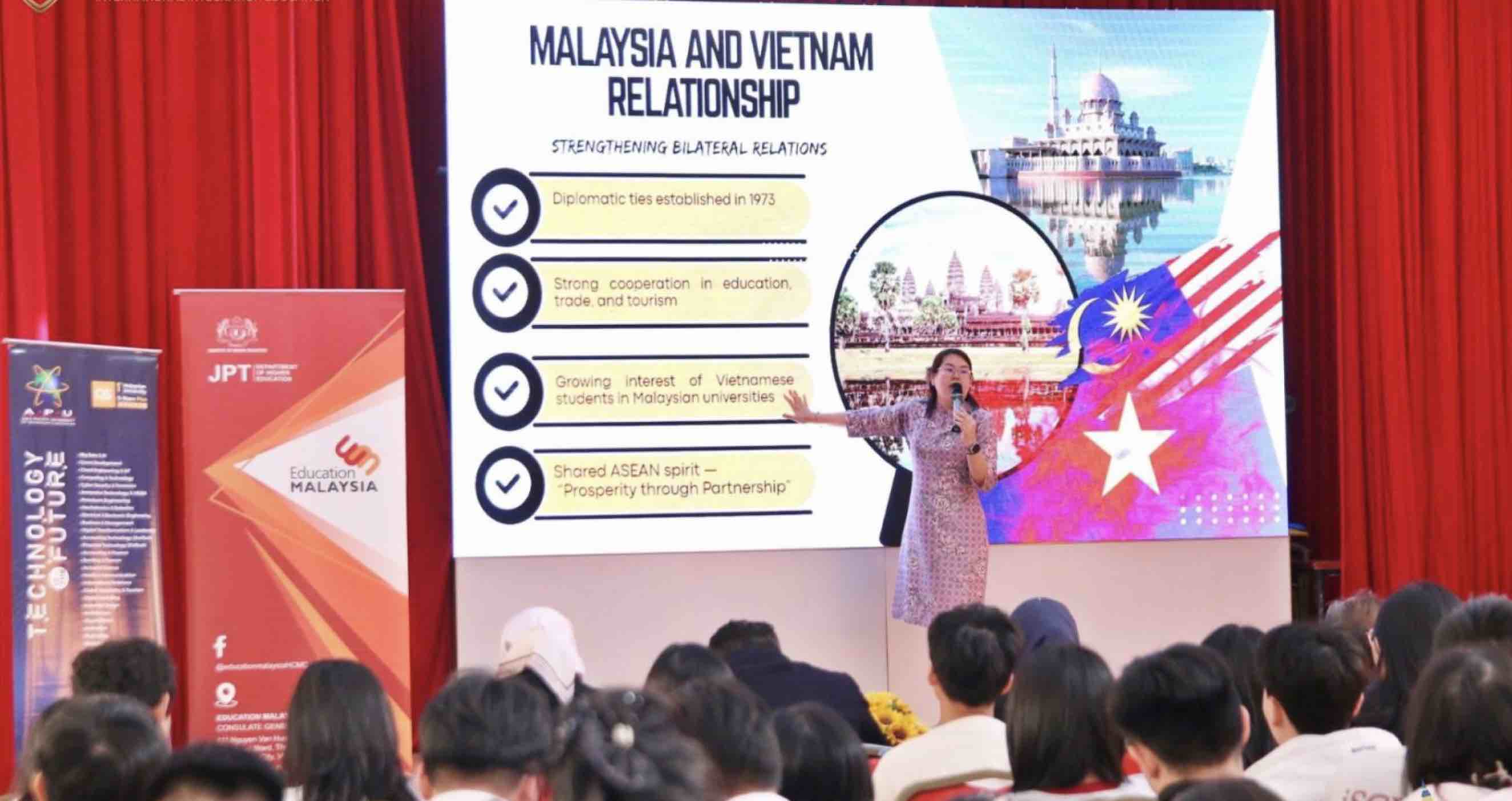 In the digital transformation trend, students in Nha Trang regularly interact with many prestigious universities around the world. Photo: Huu Long