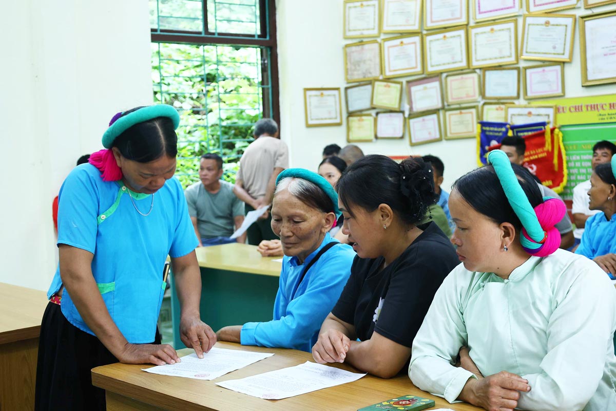 Propagating and collecting people's opinions on the project to arrange Luc Hon village and commune, Quang Ninh province. Photo: La Lanh