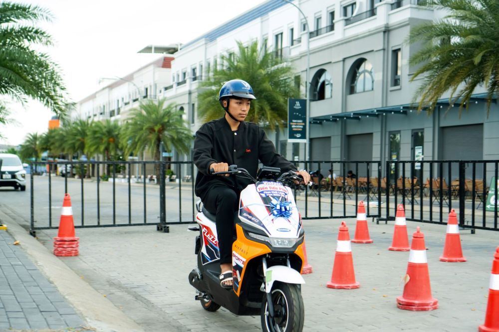Phan Văn Hoài Nam trải nghiệm Flazz Max - mẫu xe mới ra mắt của VinFast