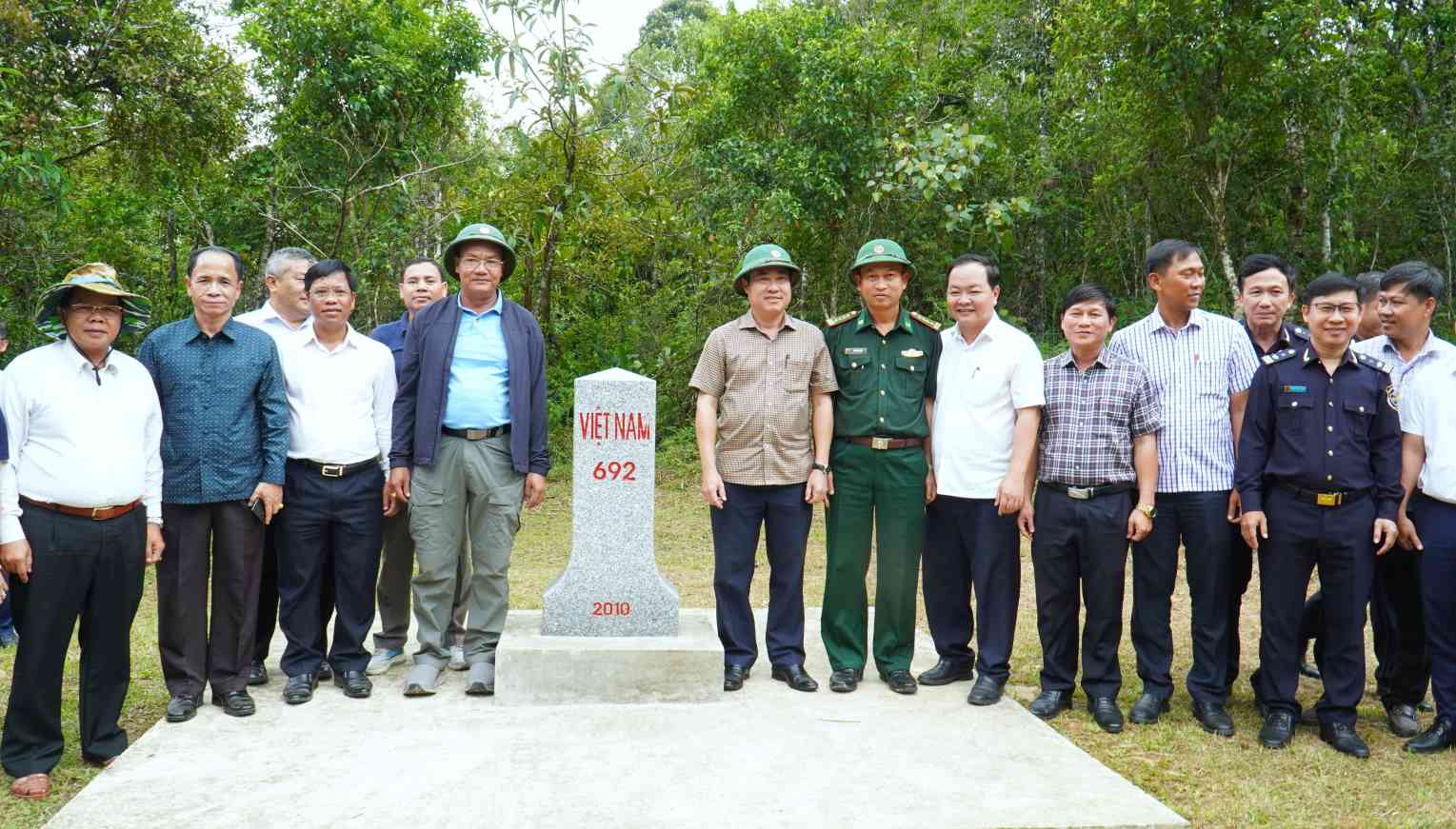 Working delegations from Da Nang and Sekong in a field survey at border marker 692, located in Hung Son commune. Photo: Quang Ha