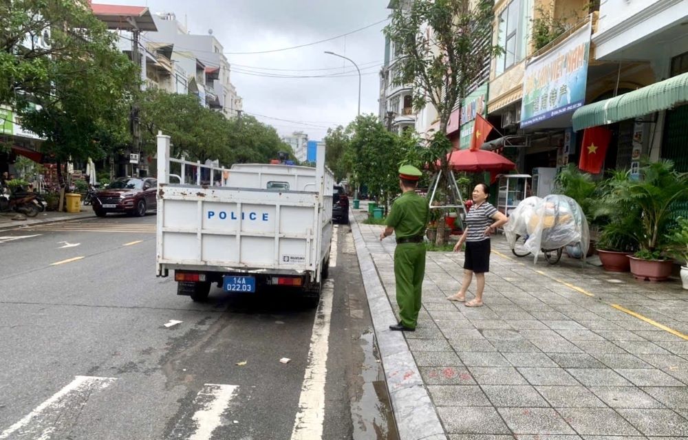 Công an phường Móng Cái 1 tuyên truyền, nhắc nhở các trường hợp đặt vật cản trái phép trên lòng đường, vỉa hè. Ảnh: Công an phường Móng Cái 1