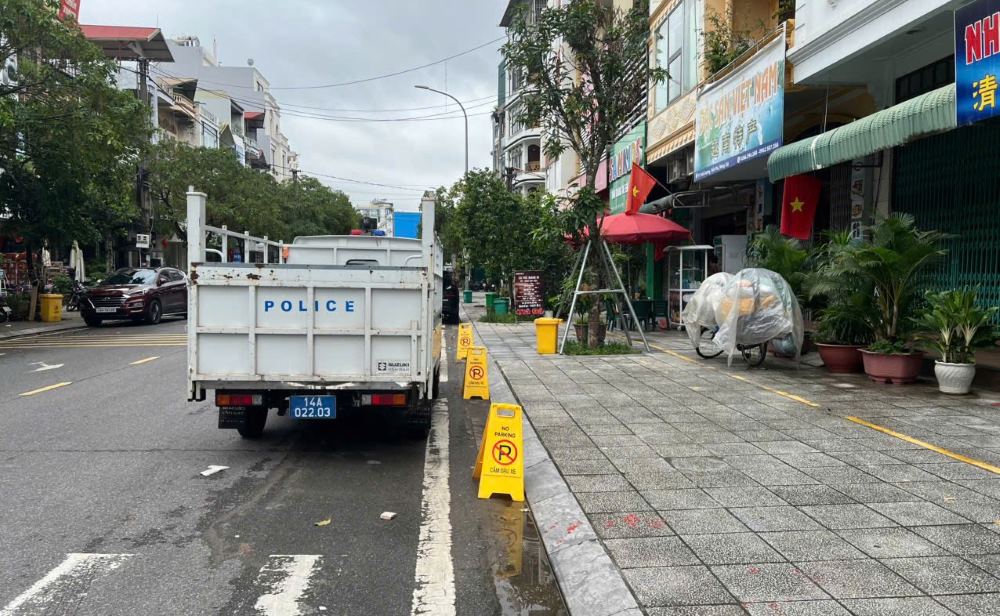 People place obstacles on Trieu Duong street (Mong Cai 1 ward). Photo: Mong Cai 1 Ward Police