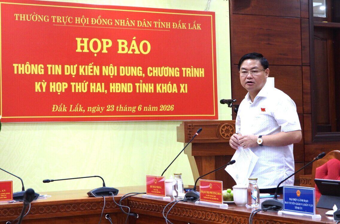Mr. Do Thai Phong, Vice Chairman of Dak Lak Provincial People's Council, informed about the supervision of some key projects behind schedule in the area. Photo: Bao Trung