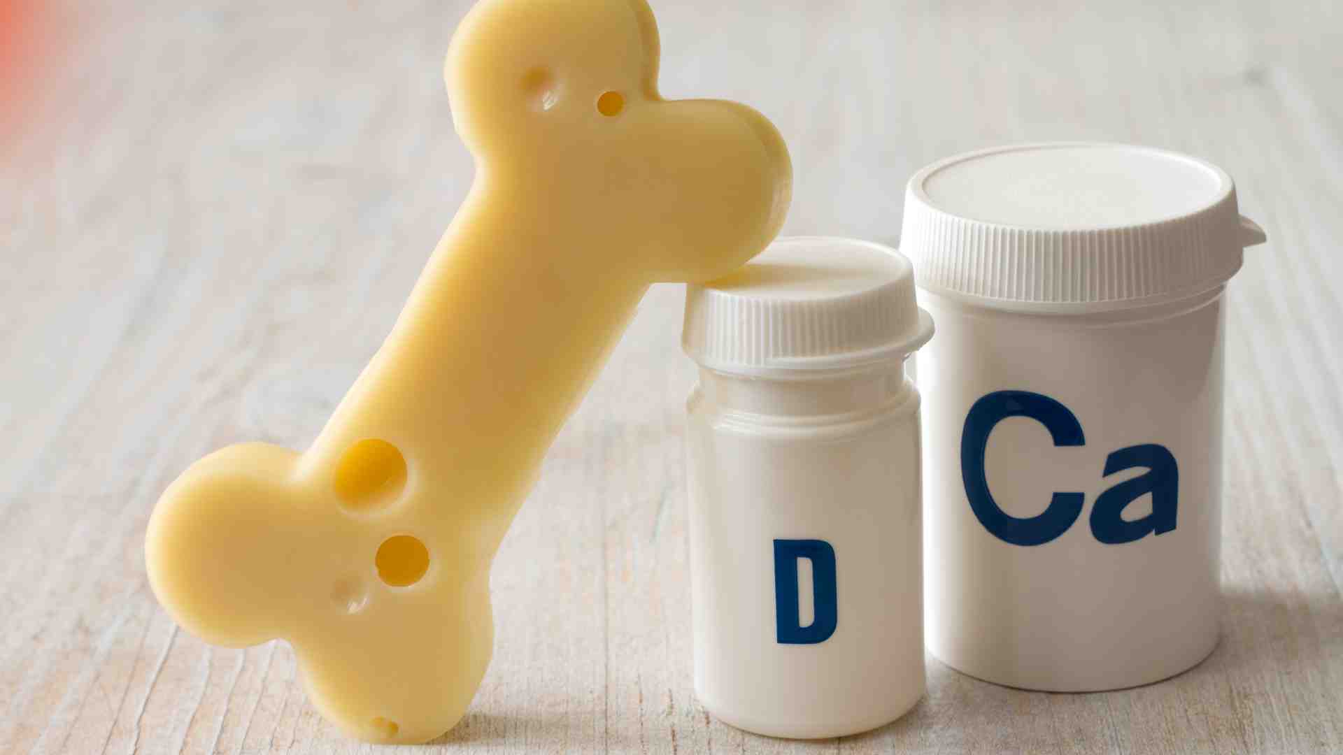 Calcium deficiency in children can make children slow to walk and have weak leg bones. Graphic photo: Huong Son
