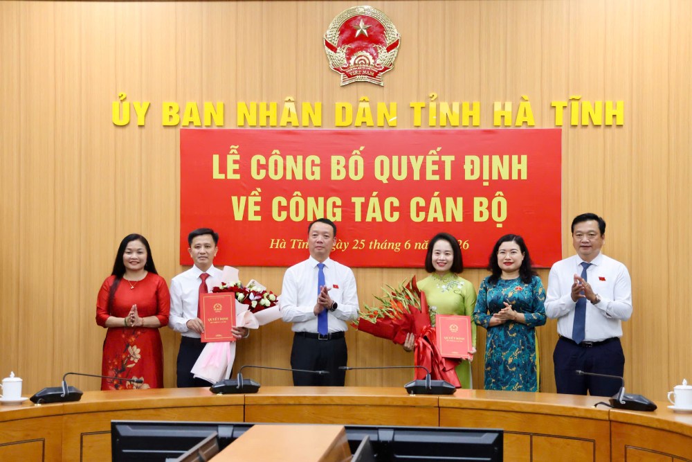 Mr. Phan Thien Dinh - Deputy Secretary of the Provincial Party Committee, Chairman of Ha Tinh Provincial People's Committee and leaders of the Provincial People's Committee, leaders of the Provincial Party Committee and People's Committee awarded appointment decisions, presented flowers to congratulate the 2 new Deputy Directors of Departments. Photo: hatinh. gov. vn