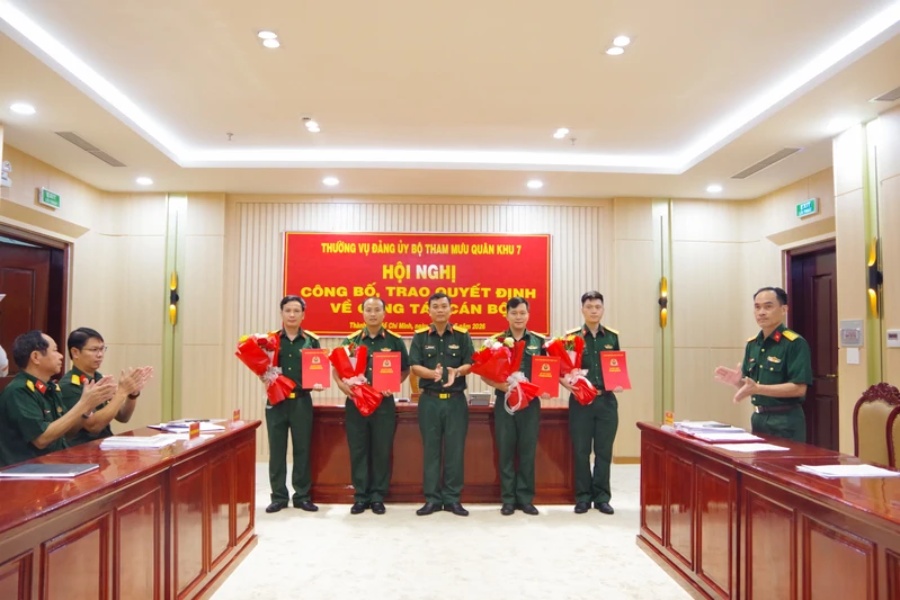 Thủ trưởng Bộ Tham mưu trao quyết định cho các nhân sự về công tác tại Tiểu đoàn Phương tiện không người lái. Ảnh: Nguyễn Tiến  