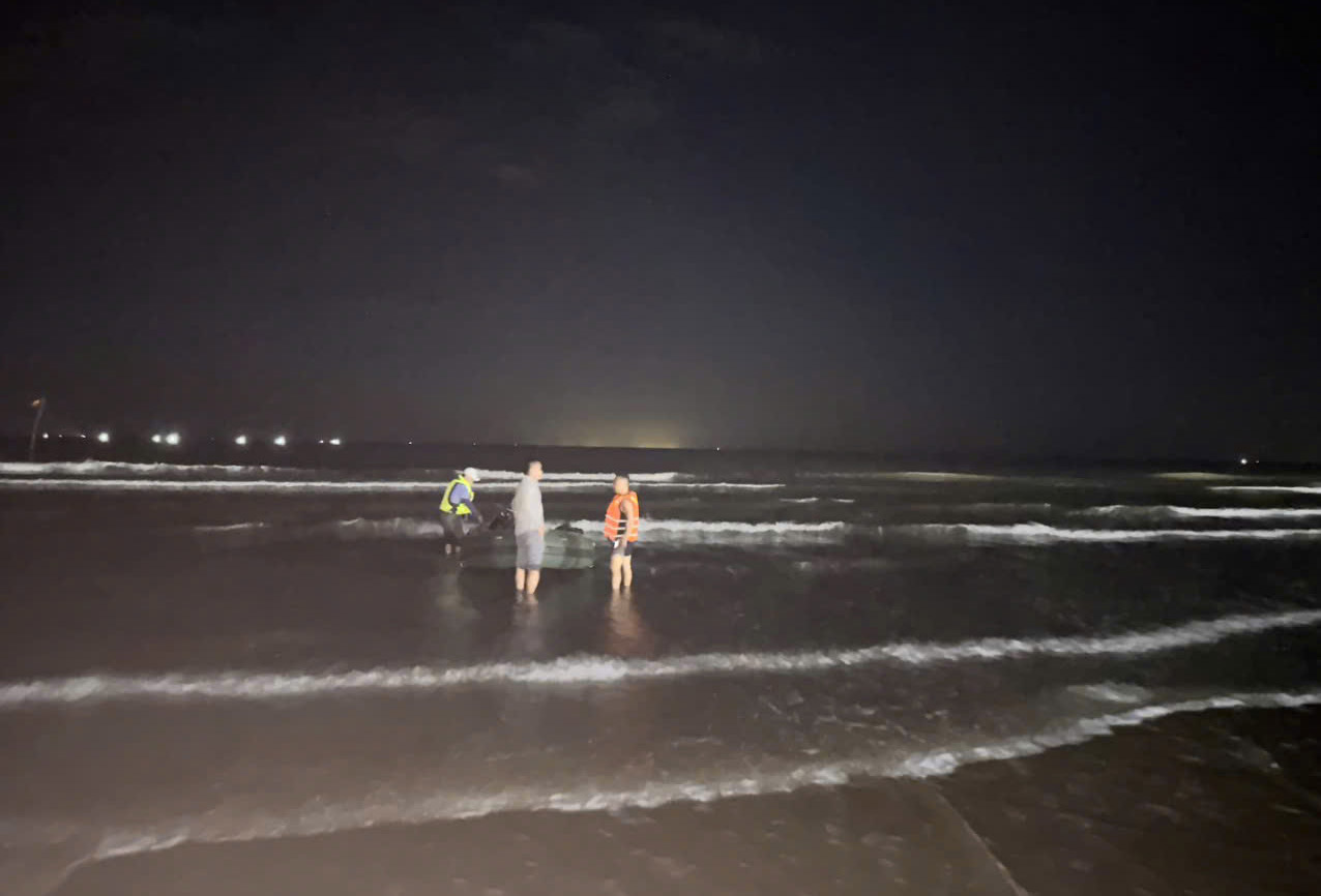Mr. P died while swimming in the sea, his son is currently missing. Photo: Hoang Anh