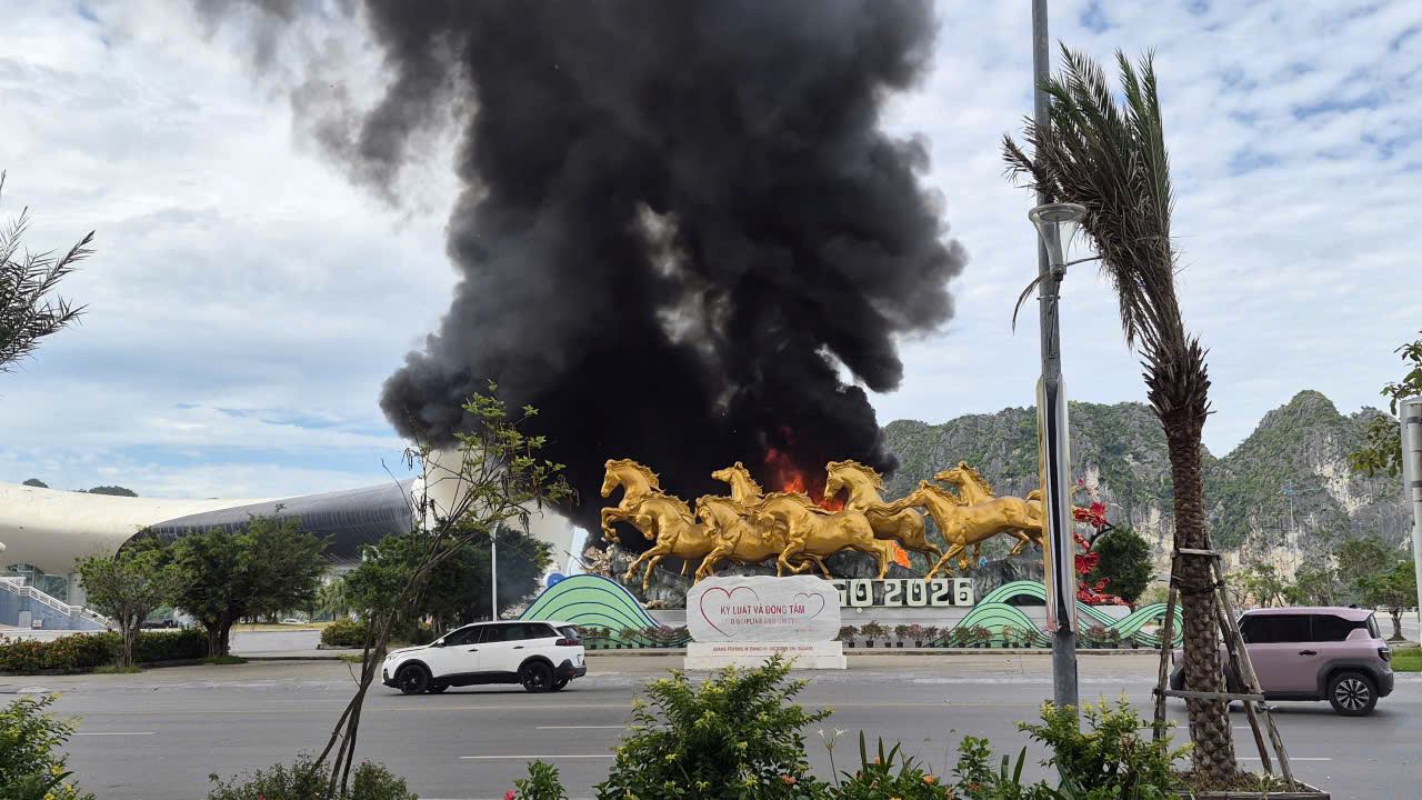 Big fire at the "check-in" point on 30th Square. 10. Photo: Nguyen Hung