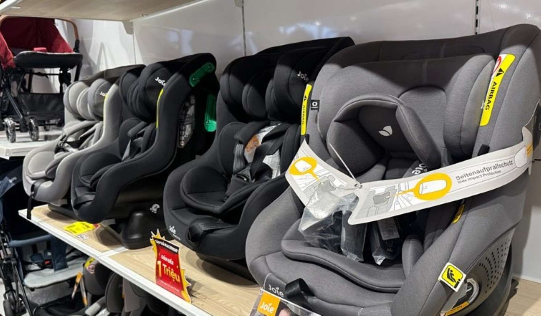 Safe seats for children when traveling by car. Photo: Duong Anh