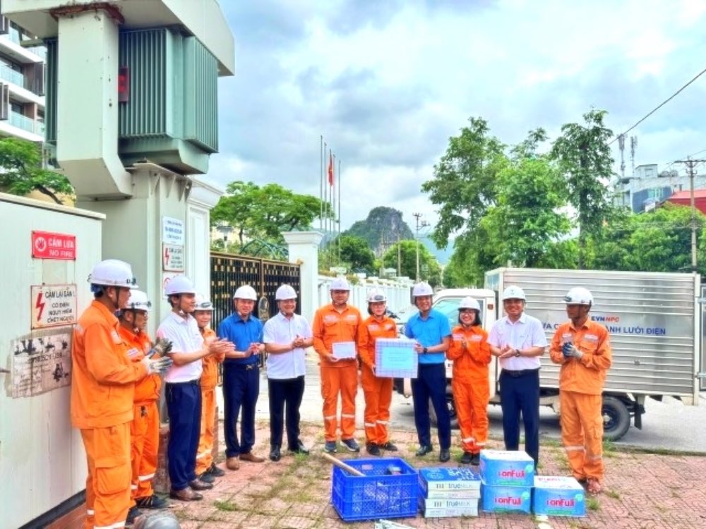 The working delegation of the Vietnam Electricity Trade Union presents meaningful gifts to groups and teams directly working in the field. Photo: Ngoc Lan