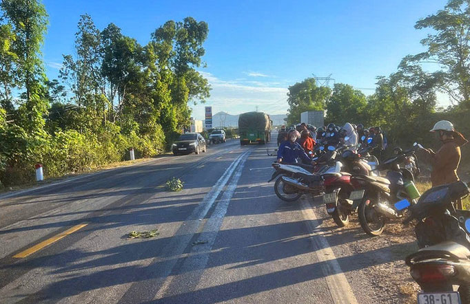 The scene where Mr. Th was found dead next to a motorbike on National Highway 12C. Photo: Hoang Anh
