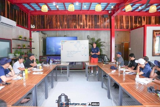 Buổi học lý thuyết về phân tích các phần trên vợt và tổ chức chiến thuật thi đấu cho các dạng nhóm người chơi khác nhau được dẫn dắt trực tiếp bởi Collin Johns - Vận động viên Pickleball đôi nam hàng đầu thế giới. Ảnh: RPO