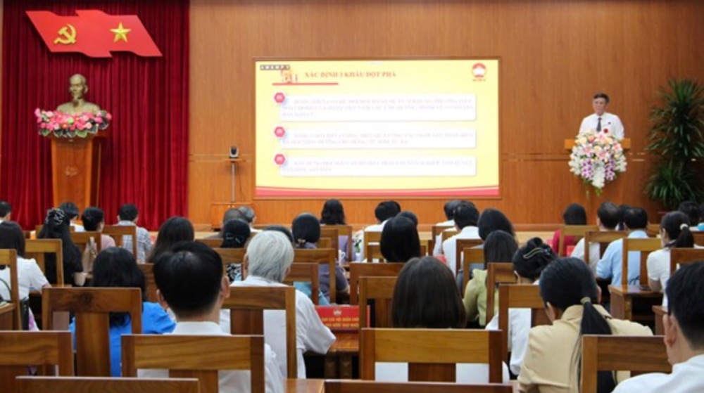 Phó Chủ tịch Ủy ban Trung ương MTTQ Việt Nam Trần Thắng thông tin tới đại biểu những điểm mới nổi bật của Văn kiện Đại hội đại biểu toàn quốc MTTQ Việt Nam lần thứ XI. Ảnh: MTTQ