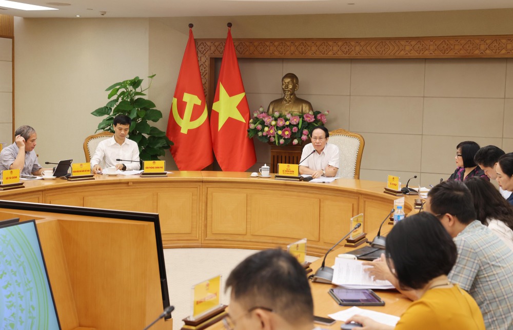 Member of the Party Central Committee, Deputy Prime Minister Le Tien Chau chairs a meeting on the draft Project on KPI scoring for law-making. Photo: VGP