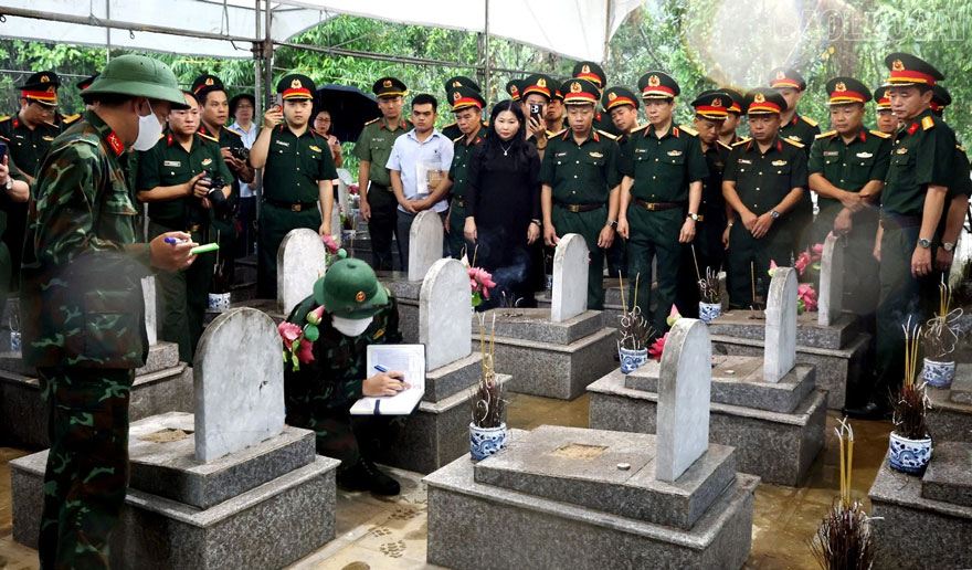 Lấy mẫu ADN đối với hài cốt liệt sĩ tại nghĩa trang.
