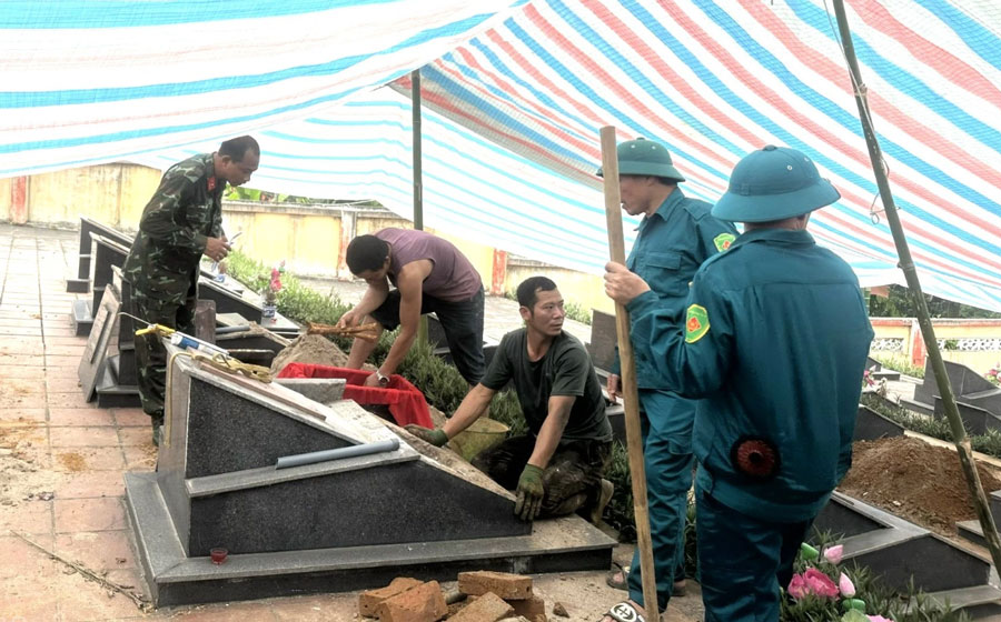Forces taking samples to serve DNA testing at Yen Binh Commune Cemetery. Photo: Bich Thu