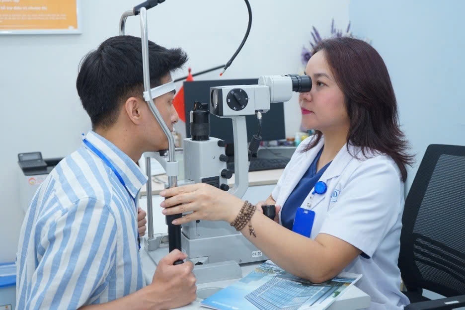 Khám chuyên sâu và cá nhân hóa phác đồ điều trị Customize Sight được thực hiện bởi đội ngũ bác sĩ giàu kinh nghiệm tại DND.
