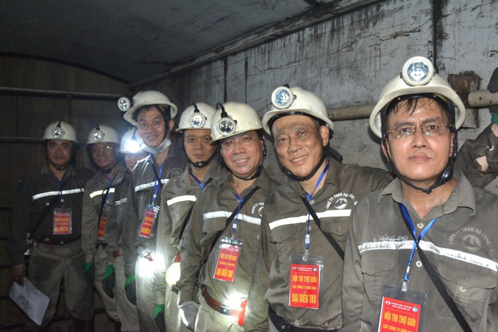 The working delegation of TKV Group directly went to the Khe Cham II/IV mine tunnel of Ha Long Coal Company to inspect the actual work of the skilled worker exam. Photo: TKV