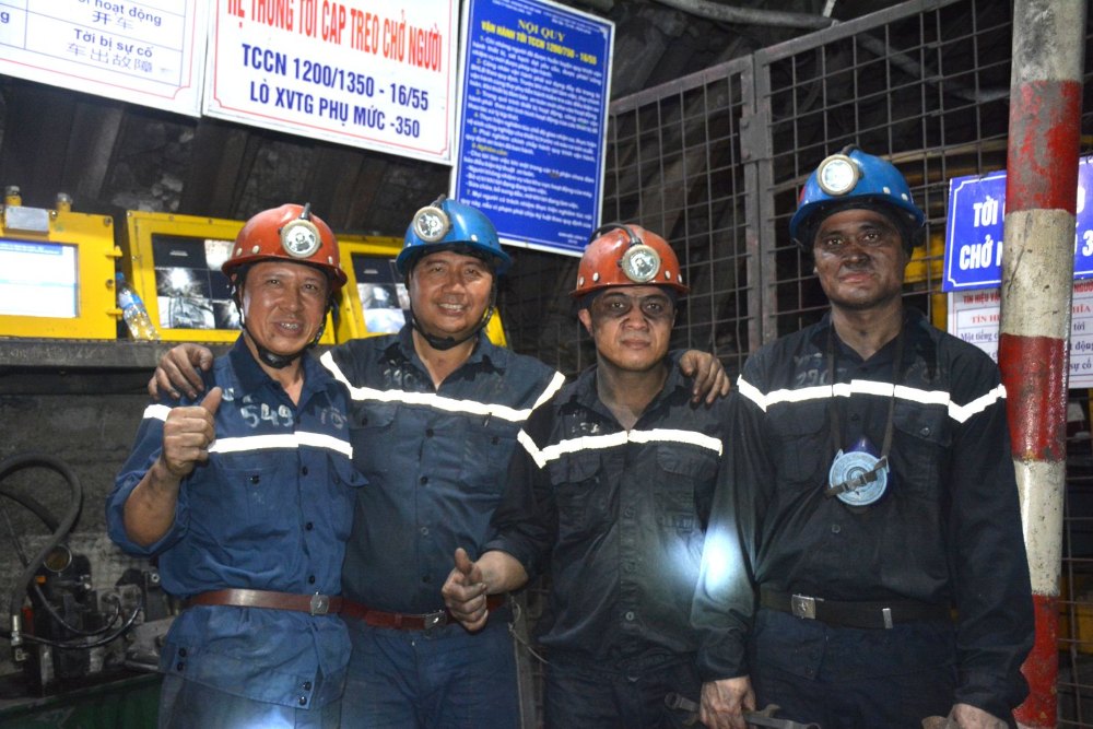 Niềm vui của thợ lò Công ty Than Hạ Long hoàn thành phần thi tại Hội thi thợ giỏi. Ảnh: TKV