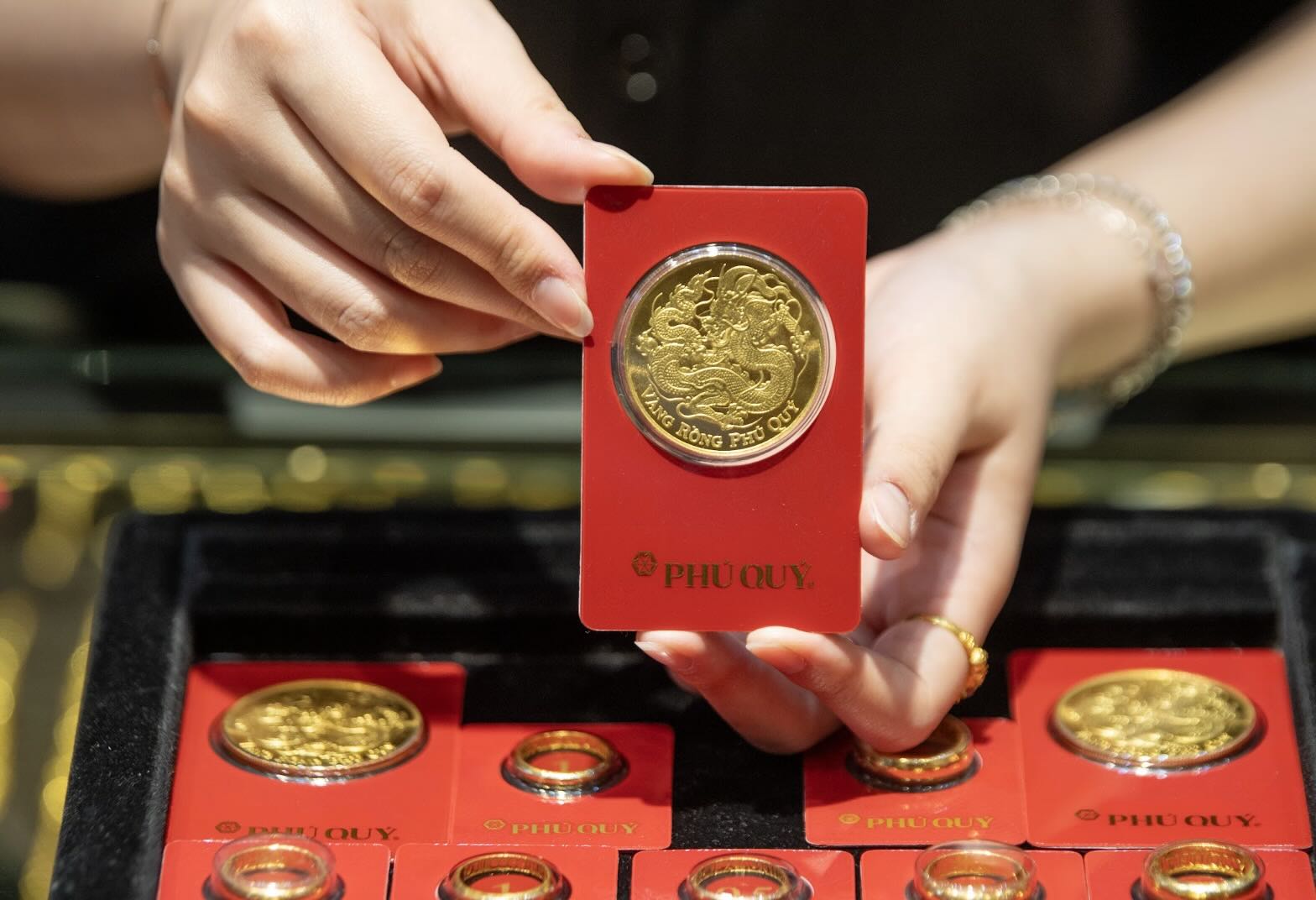 Domestic gold prices today continue to be adjusted down by business units. Photo: Khuong Duy