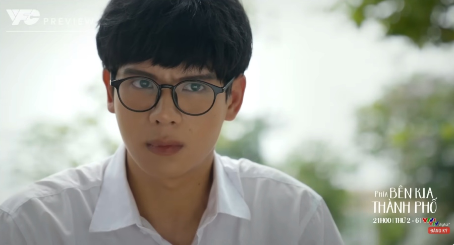 Tiến nhìn ra điều không ổn giữa Khuê, Cương và Tuyết Lan trong tập 18 phim “Phía bên kia thành phố“. Ảnh: VFC.