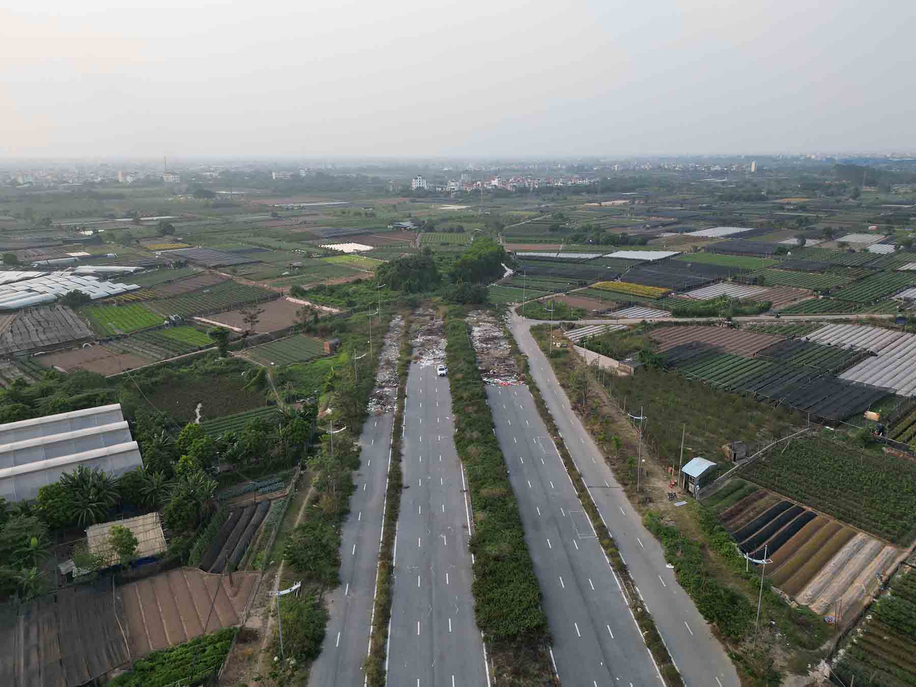 Tay Thang Long road (section from Ring Road 3.5 to Dan Hoai canal road, O Dien commune, Hanoi) is about 5.8km long. Photo: Song Huu