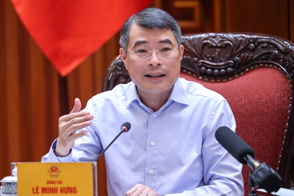 Politburo member, Prime Minister Le Minh Hung requested to thoroughly handle the situation of slow issuance of documents detailing laws, ordinances, and resolutions. Photo: VGP