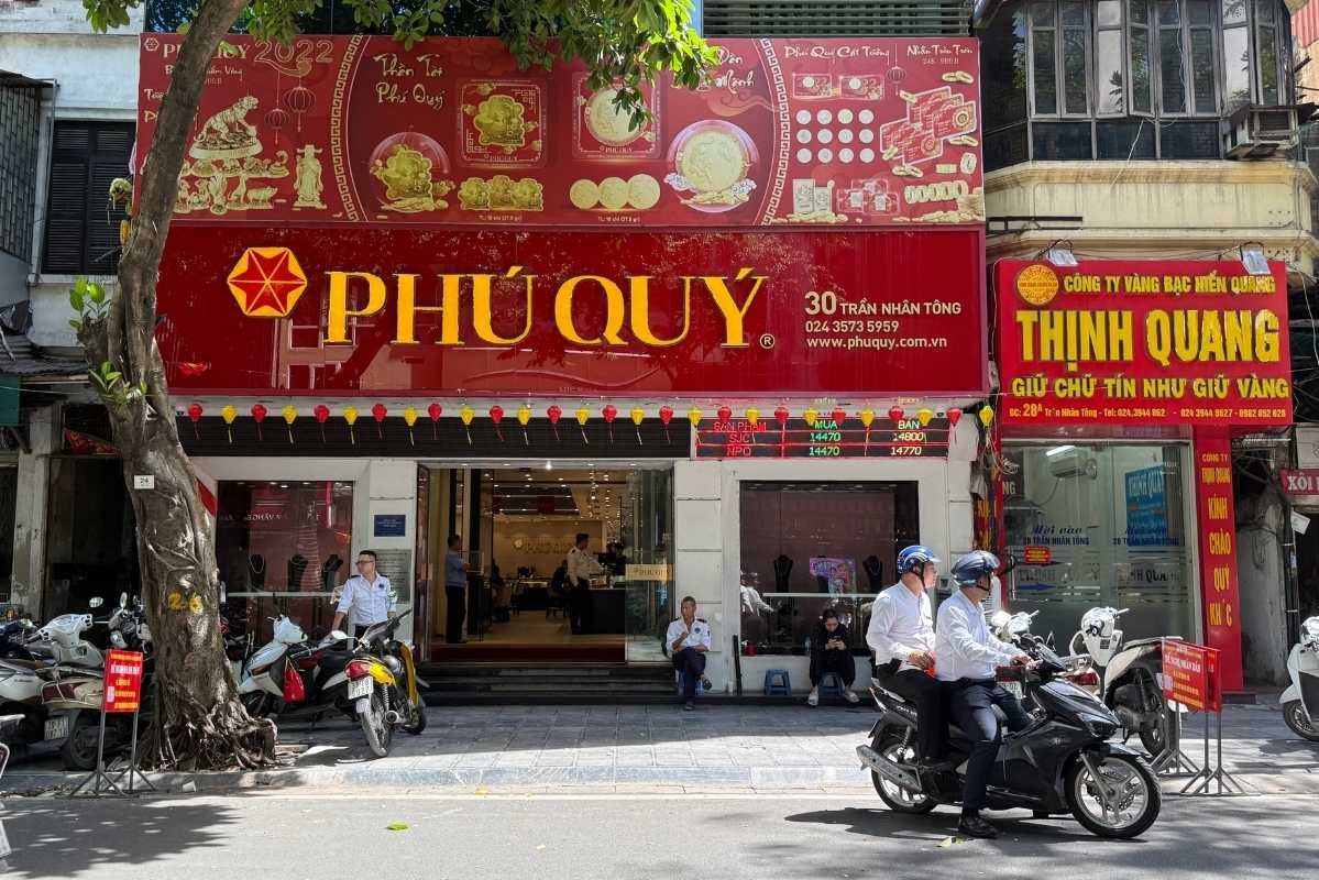 Khách hàng mua vàng thuận lợi hơn khi không còn phải xếp hàng, chờ đợi nhiều giờ để giao dịch. Ảnh: Lệ Hà
