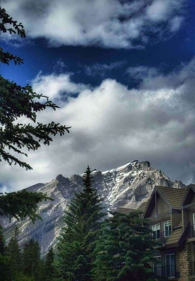 Những dãy núi phủ tuyết trắng mãn nhãn của phía tây Canada. Ảnh: NVCC