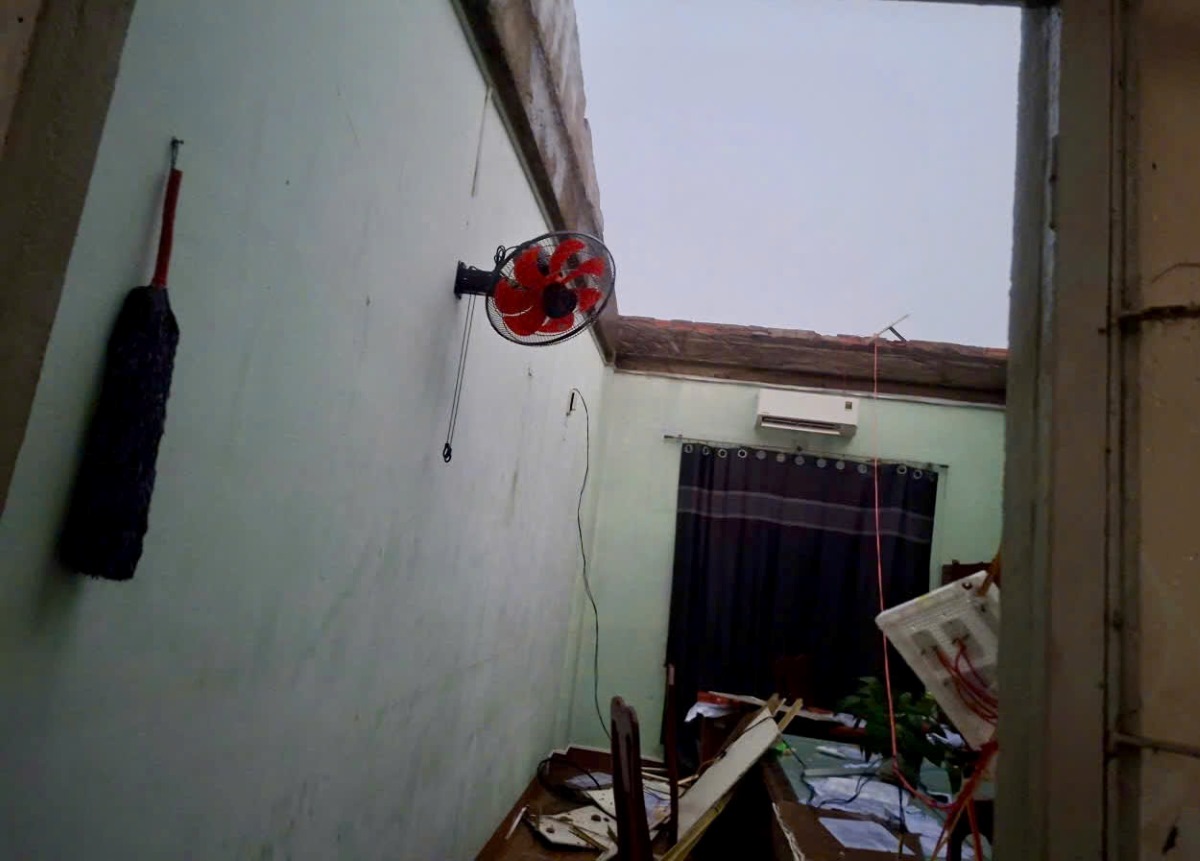 Một phòng làm việc tại trụ sở UBND phường Hàm Thắng bị tốc mái. Ảnh: Phạm Duy
