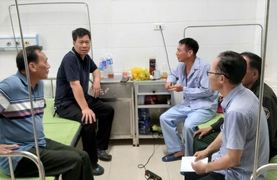 Trade union of Nam Nghe An Protection Forest Management Board visits and encourages union members who were injured while participating in forest fire fighting. Photo: Ngoc Anh