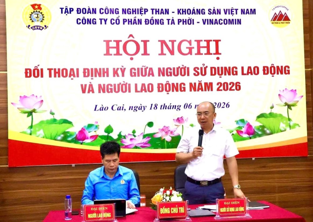 Mr. Bui Tien Hai - Director of Ta Phoi Copper Joint Stock Company - Vinacomin and Mr. Pham Manh Ha - Chairman of the Company's Trade Union co-chaired the conference. Photo: TKV