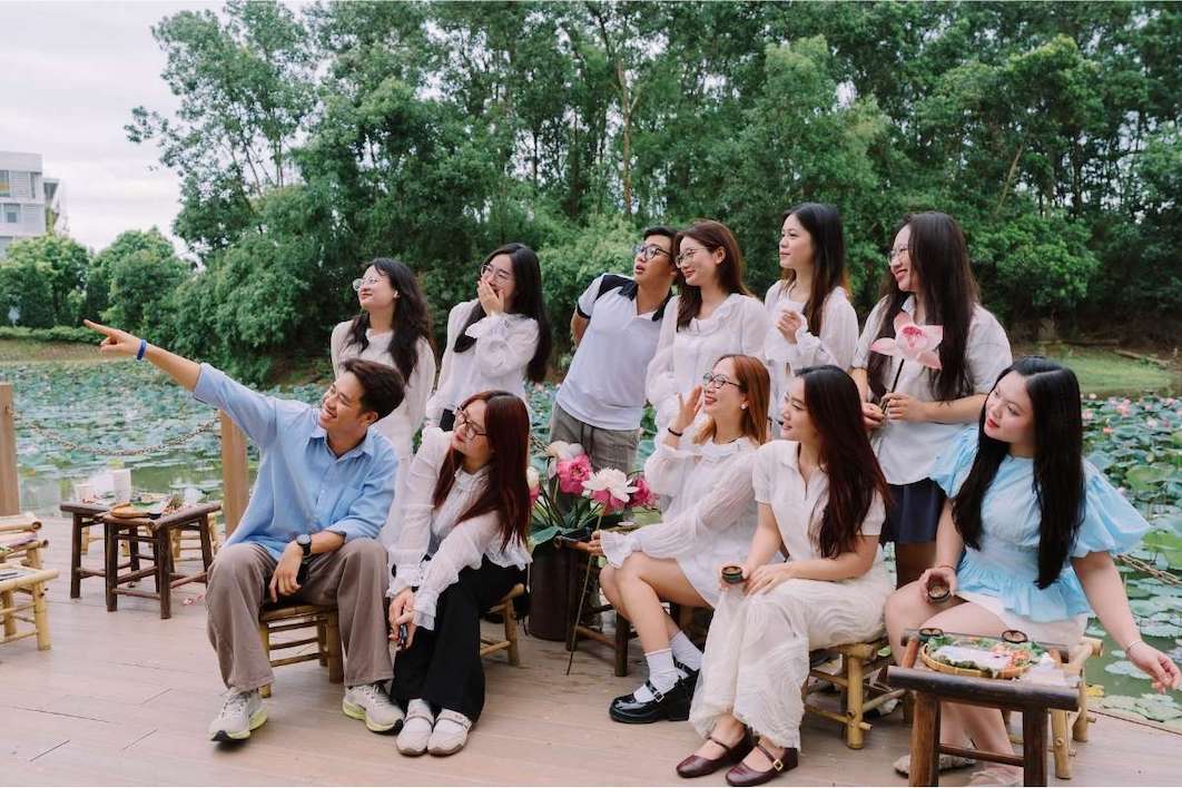 Sinh viên, cán bộ, giảng viên FPTU ghi lại khoảnh khắc bên hồ sen trong khuôn viên trường. Ảnh: Trường Đại học FPT