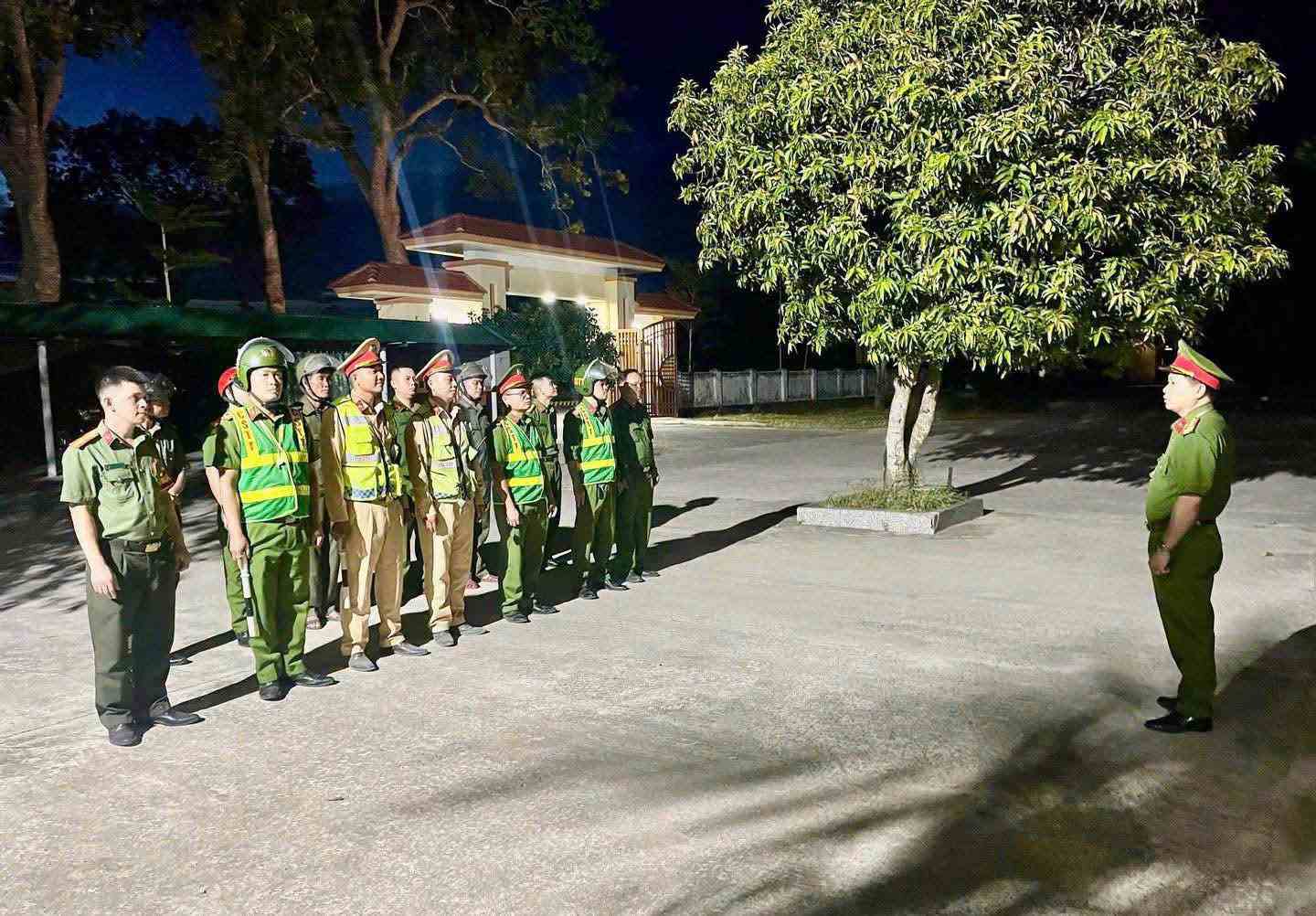 Lực lượng Cảnh sát giao thông Nghệ An phối hợp với Công an xã Thiên Nhẫn ra quân tuần tra, kiểm soát, xử lý vi phạm giao thông dịp hè. Ảnh: Ngọc Anh