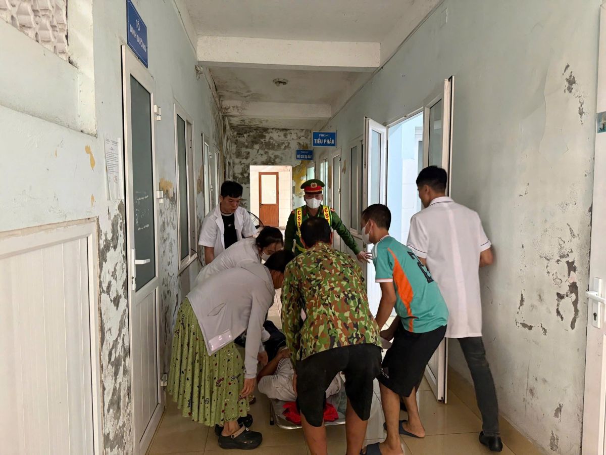 An Phu Commune Police support the transportation of people injured in the accident to the emergency room. Photo: Hai Phong City Police