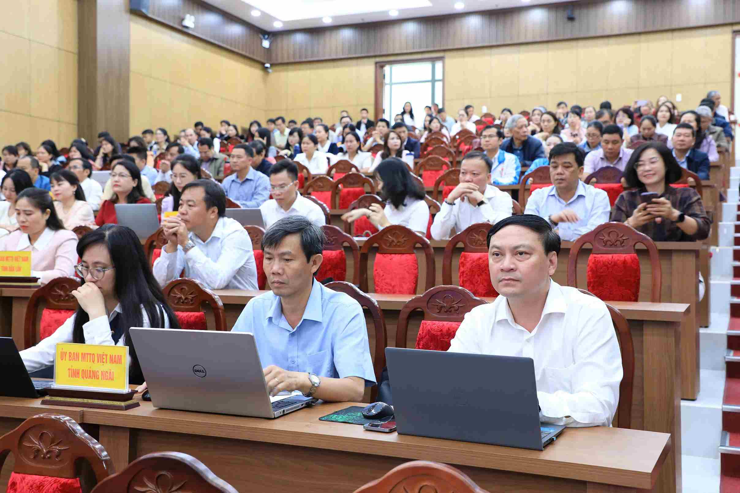 Các đại biểu dự hội nghị Phó Chủ tịch Ủy ban Trung ương MTTQ Việt Nam Nguyễn Đức Phong