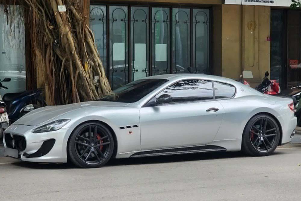 The rare Maserati GranTurismo Sport in Vietnam appeared on the streets of Hanoi with a silver appearance instead of the original yellow color. Photo: Minh Long