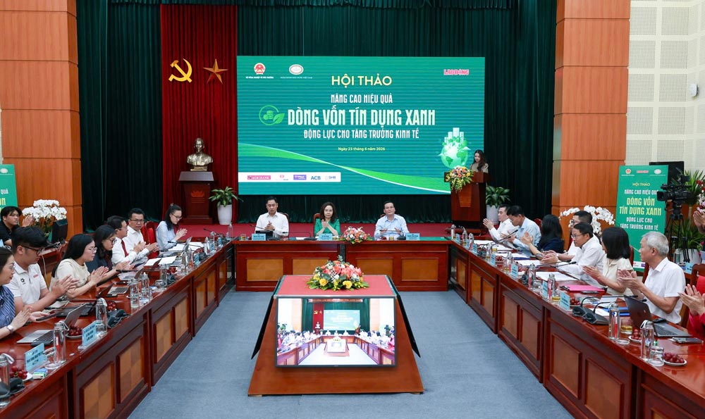 El periódico Lao Dong, en coordinación con el Banco Estatal de Vietnam y el Ministerio de Agricultura y Medio Ambiente, organiza el Seminario "Mejora de la eficiencia del flujo de capital de crédito verde, motor para el crecimiento económico". Gráfico: PV