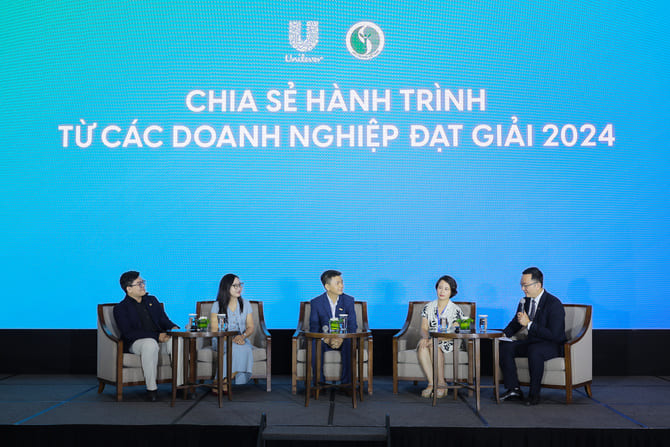 Các doanh nghiệp đạt giải năm 2024 chia sẻ tại buổi lễ