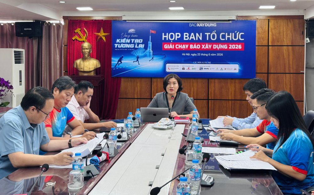 Journalist Nguyen Thi Hong Nga - Editor-in-Chief of Xay Dung Newspaper, the organizing unit of the race.