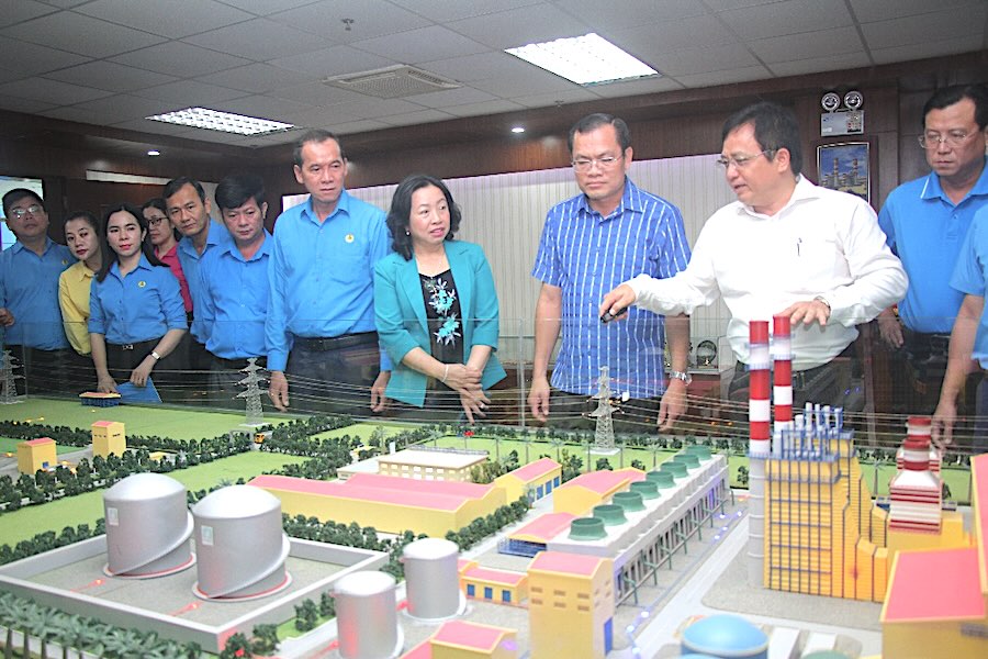 Representatives of leaders of Ca Mau Oil and Gas Power Company introduce a general overview of the company's production and business operations to leaders of the Vietnam General Confederation of Labor, leaders of Ca Mau province and delegates. Photo: Thieu Vu