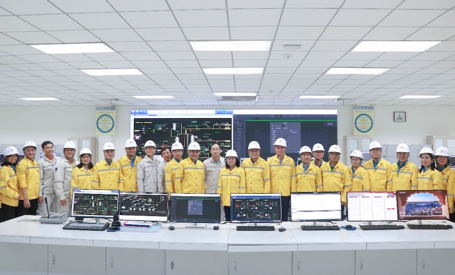 Các đại biểu tham quan quy trình hoạt động của Công ty Cổ phần - Tổng Công ty Phân bón Dầu khí Cà Mau. Ảnh: Thiệu Vũ