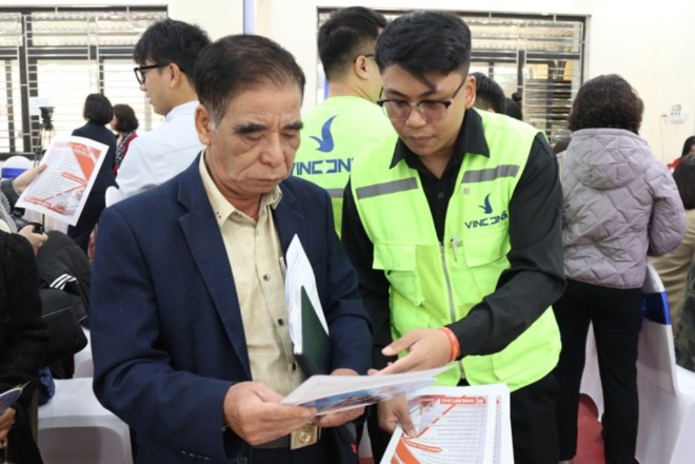 Hanoi Employment Service Center will organize a job fair for elderly workers. In the photo, elderly workers participate in a job transaction session in Hanoi. Photo: Quynh Chi
