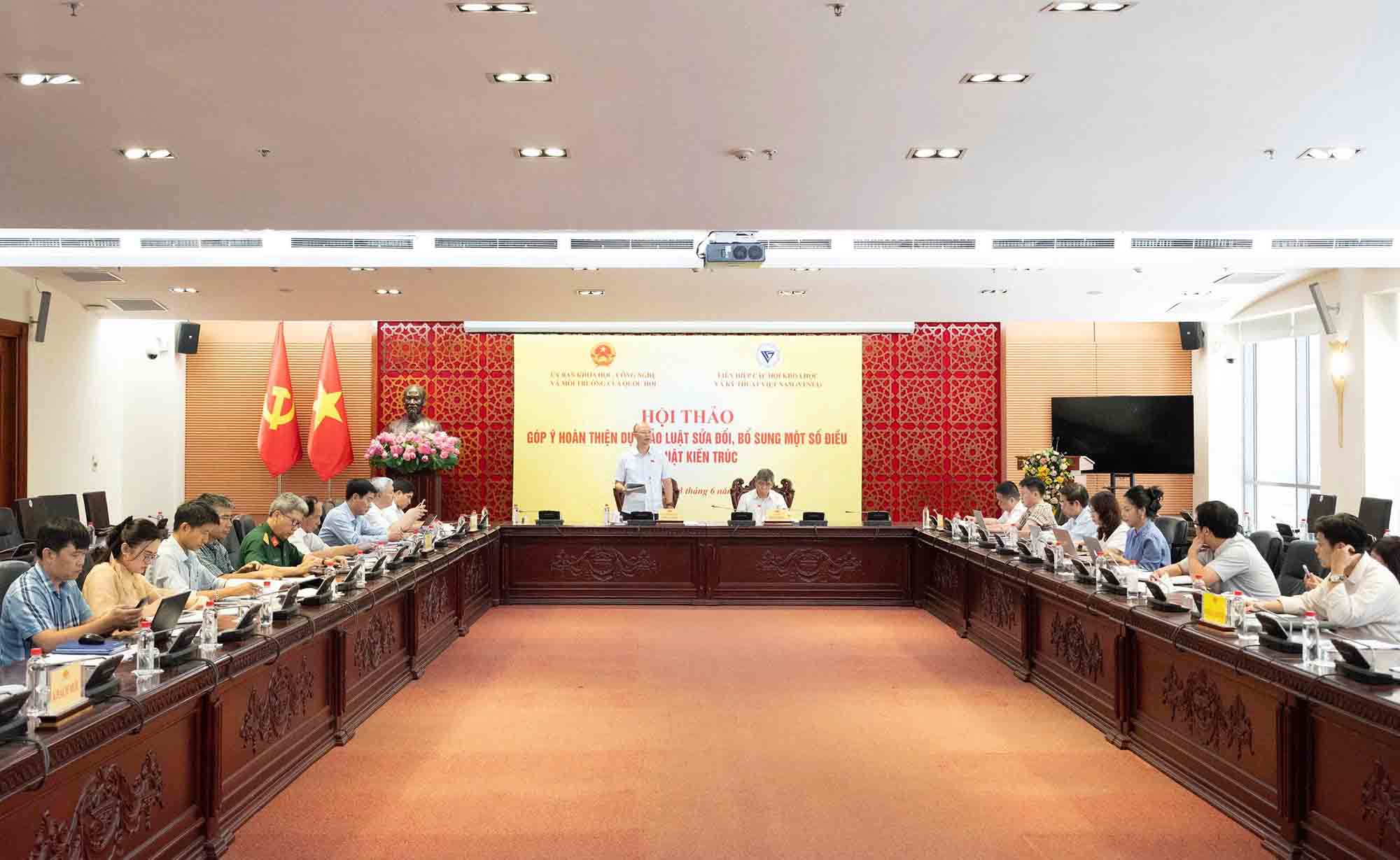 Tại Hội thảo, một số ý kiến băn khoăn tính khả thi khi giao quyền quản lý kiến trúc trực tiếp cho cấp xã. Ảnh: Hồ Long.