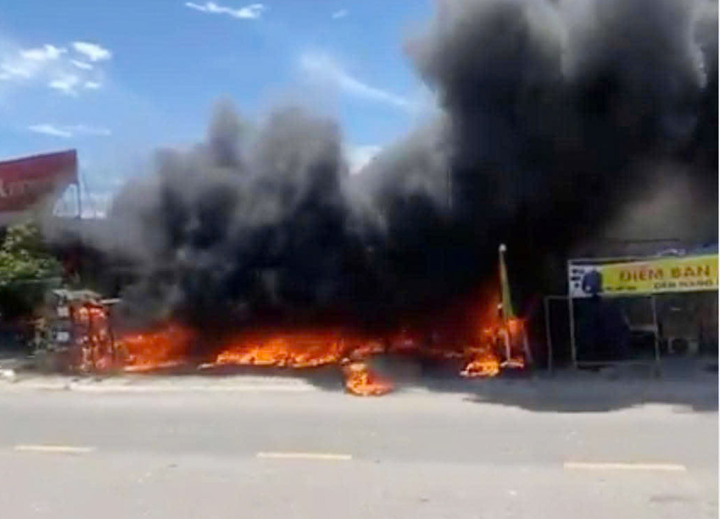 Fire at an electronics kiosk in Cam Xuyen commune. Photo: Hoang Anh