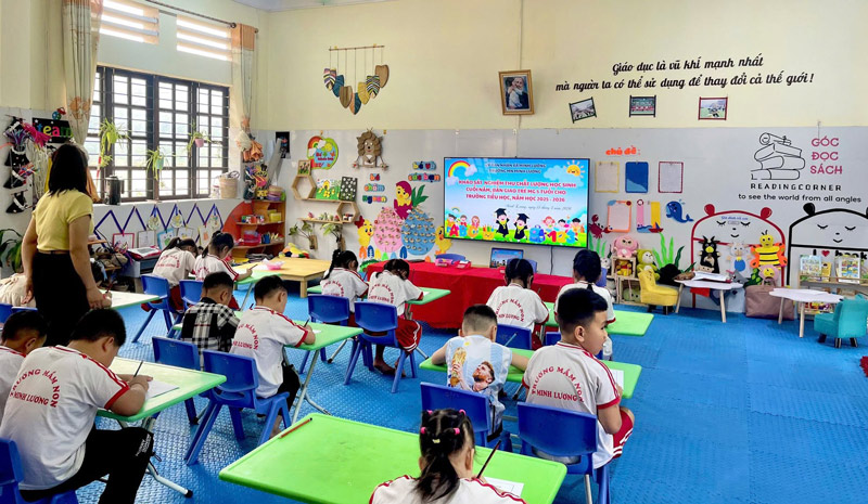 Các giáo viên đề nghị ngành chức năng sớm làm sáng tỏ vụ việc. Ảnh: Trường Mầm non Minh Lương
