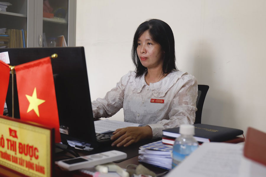 Bà Ngô Thị Được là cán bộ tận tâm, trách nhiệm trong thực hiện nhiệm vụ được giao. Ảnh: Hữu Long 