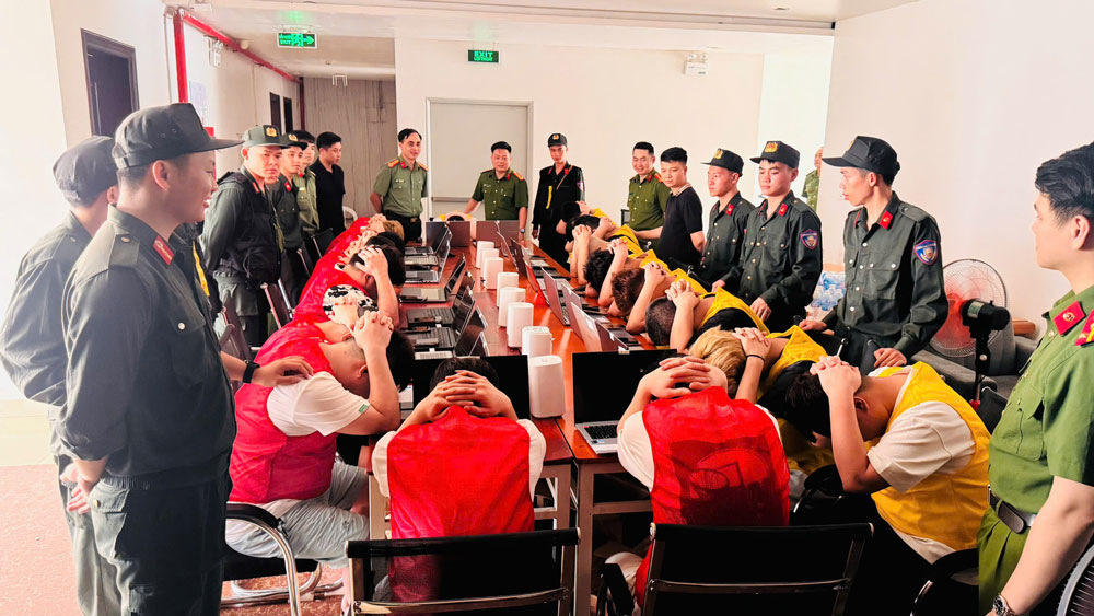 Lao Cai Provincial Police arrest a group of subjects defrauding and appropriating transnational property in cyberspace. Photo: Tong Hue
